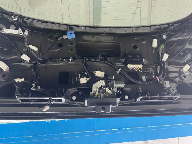 КРышка багажника завод Lexus NX